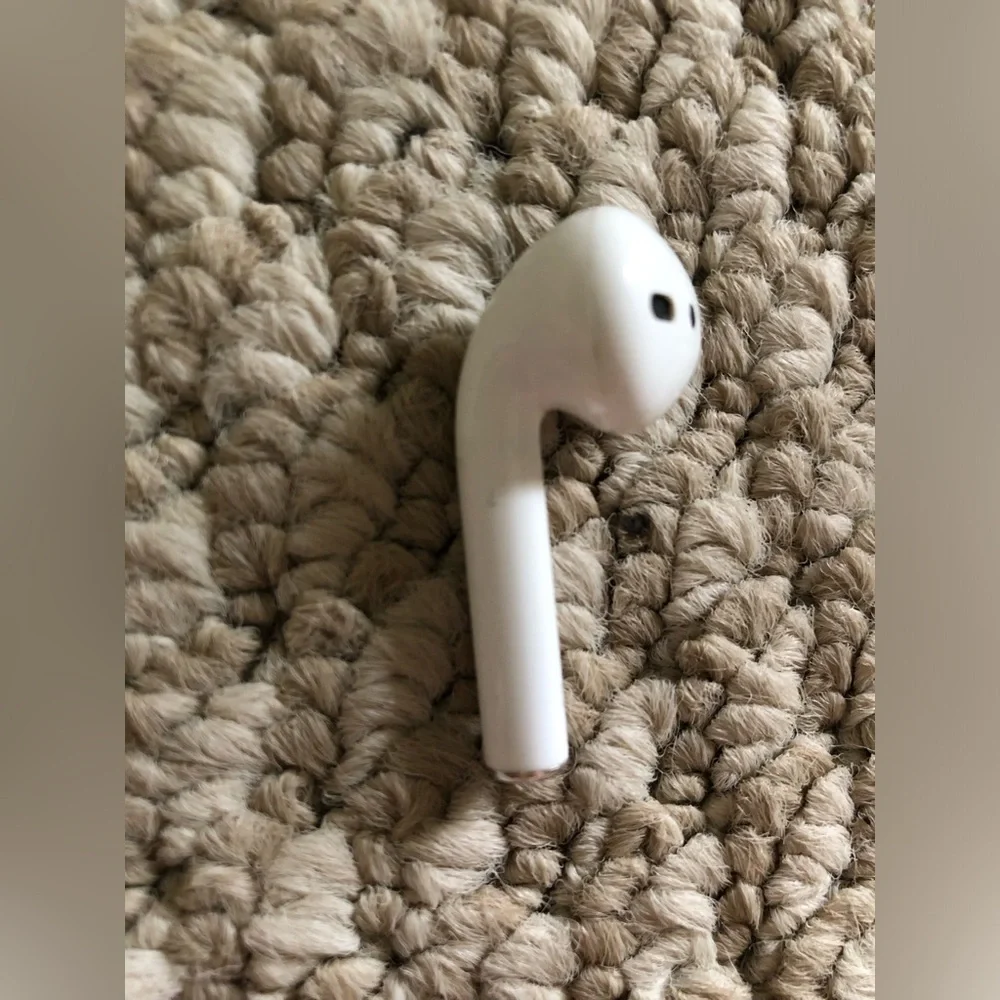 Apple Airpods 2nd Gen Authentic Replacement Charging Case A1602 & left airpod